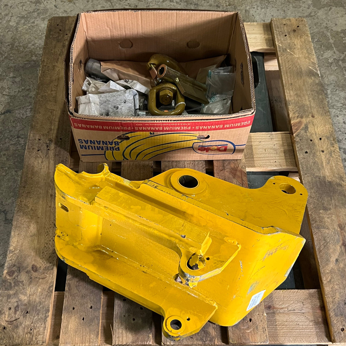 MANITOU GROUP Lifting Hook W/ Kit Sz 22.5" L x 10" W, Yellow 50381196