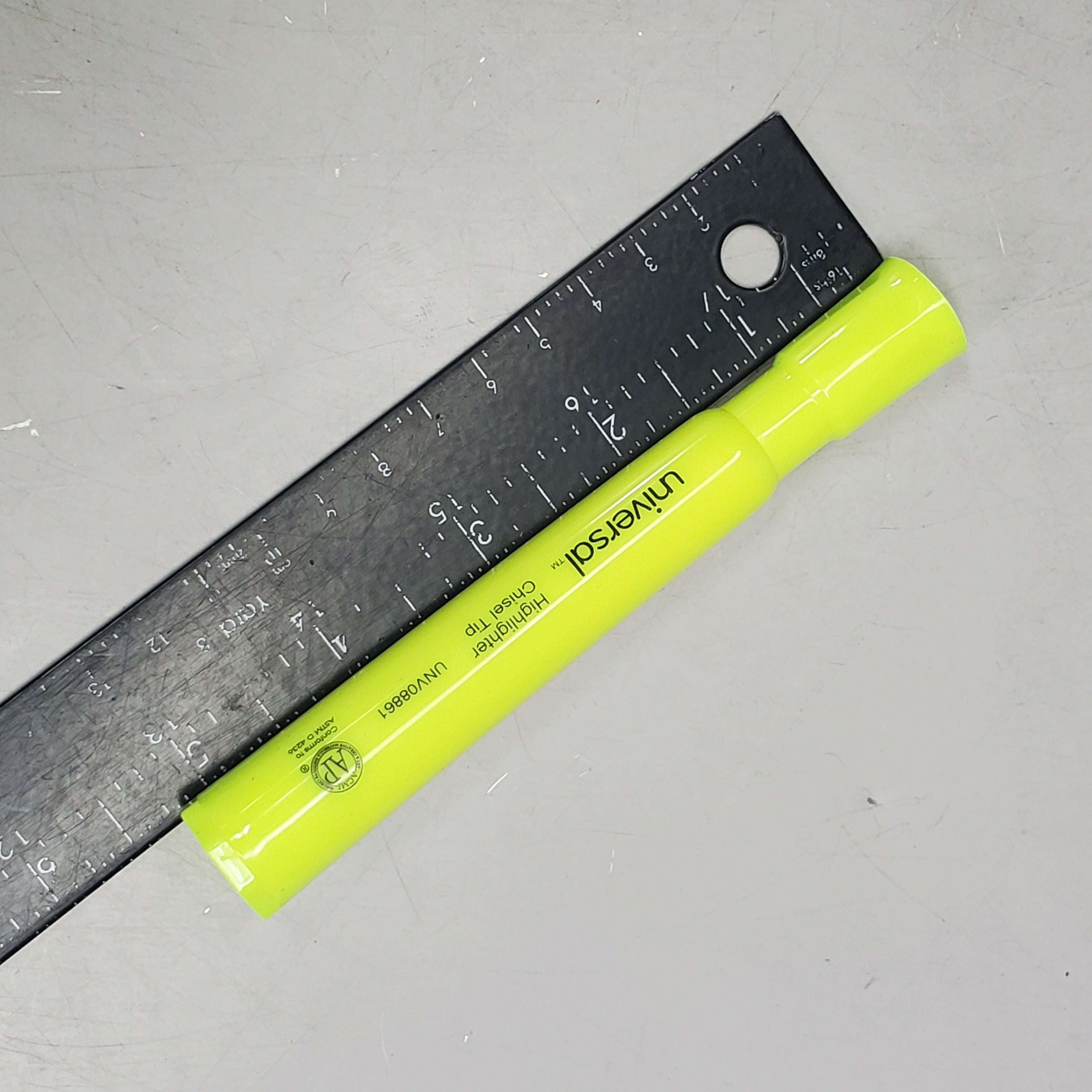UNIVERSAL (144 Pack) Chisel Tip Highlighters Fluorescent Yellow UNV08861