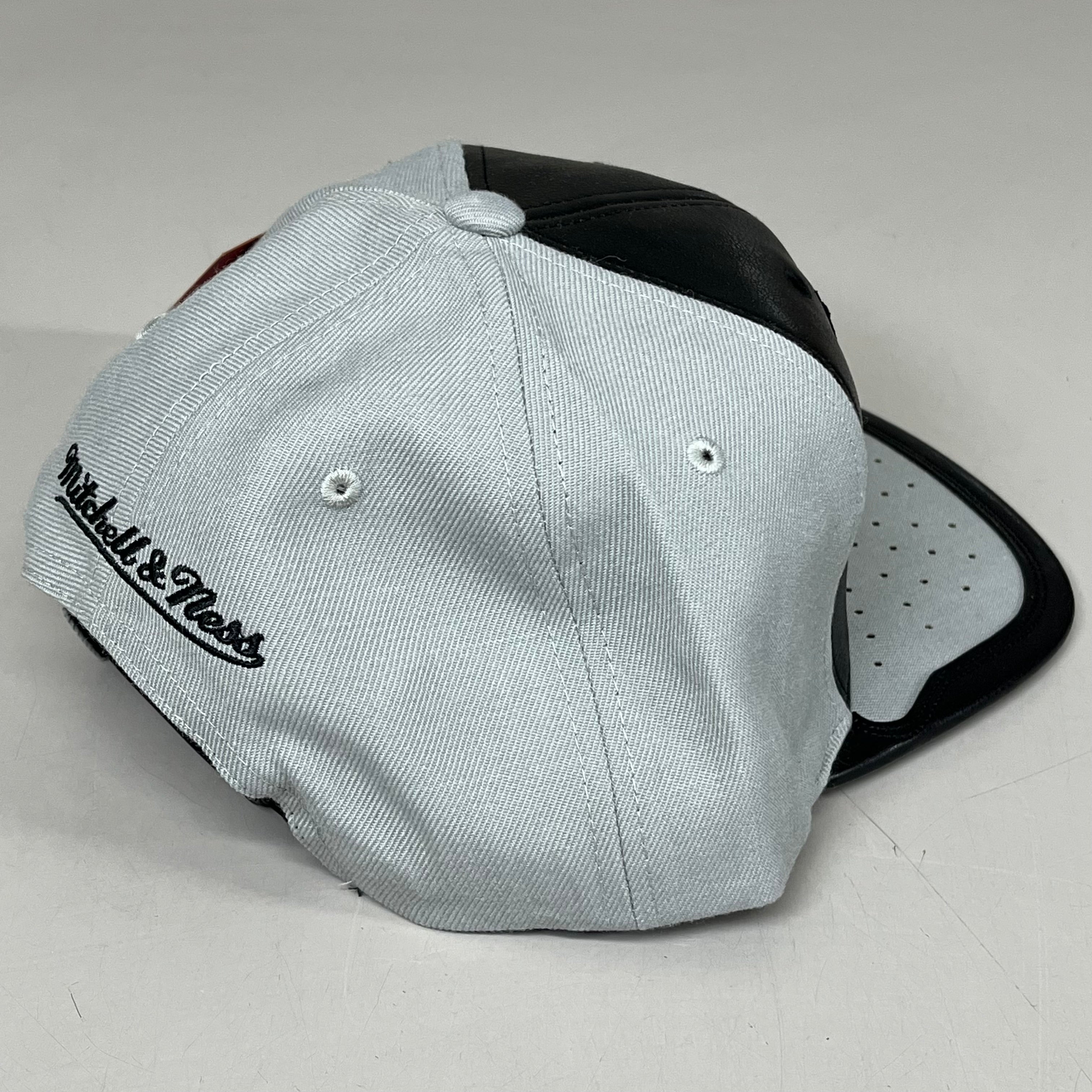 MITCHEL & NESS Chicago Bulls 2.0 Snapback Hat Men's Grey/Black One Size