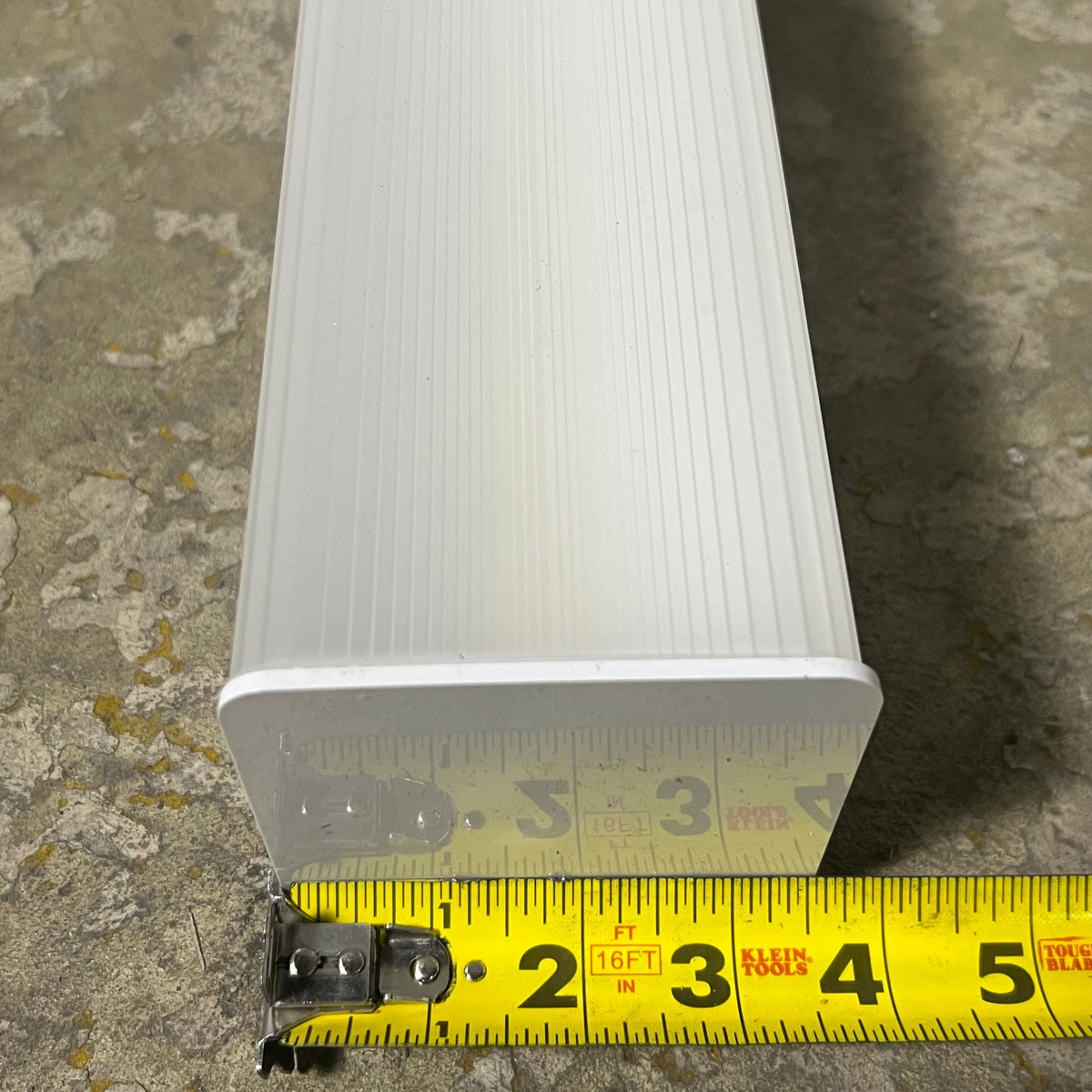 ILP Linear LED Strip Light Sz 4' L x 3.5" W, DSC4-4LHE-U-930-FFLGR-NEKO