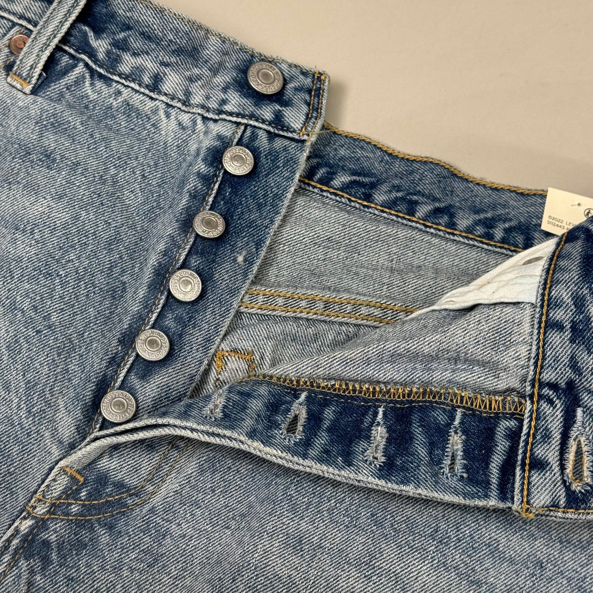 LEVIS 501 Original Fit High Rise Shorts Medium Wash Women's Sz 32 Mega Vibe Blue