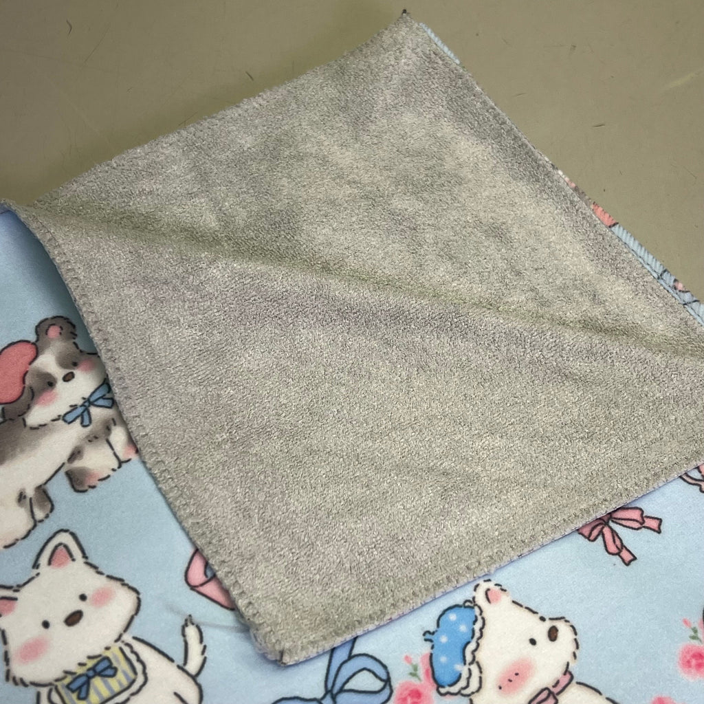LOVLEY CAVES Self Adhesive Cat Wrap Grooming Blanket Puppys & Bows Pattern Blue