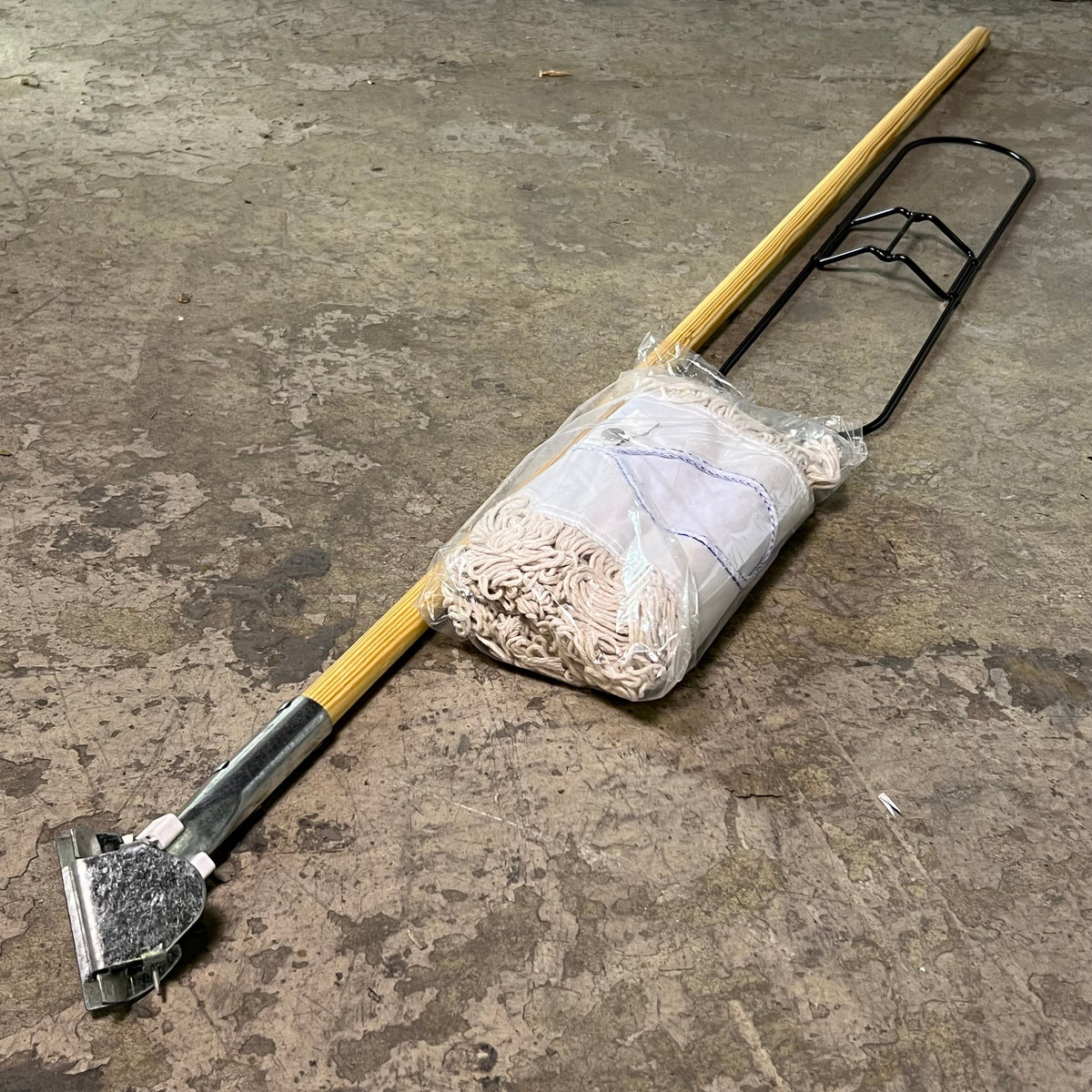 GENUINE JOE Handle & Mop Sz 24", Natural Wood 54101 (New Other, Distressed Box)