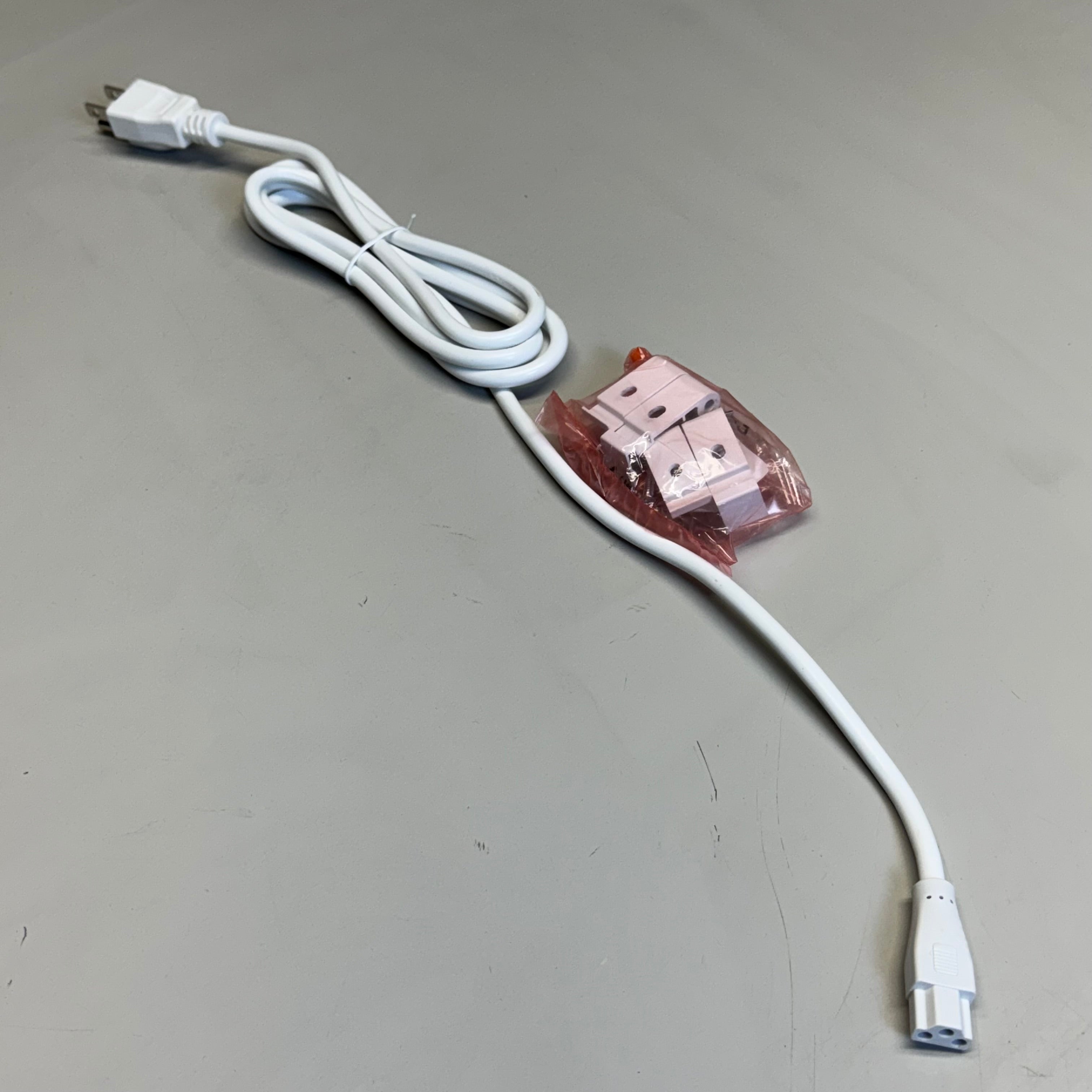 LEVITON 32” Ho 30K-35K-40K Linear LED Light Sz 32” L x 1” W LPL4H323040KC-P
