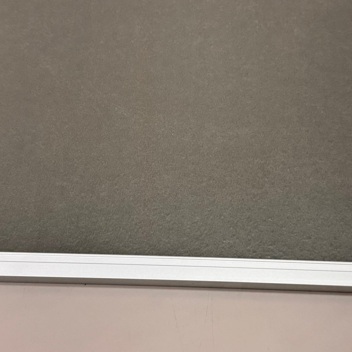UNIVERSAL Natural Cork Board w/ Satin Finished Aluminum Frame 24"X18" UNV-43612