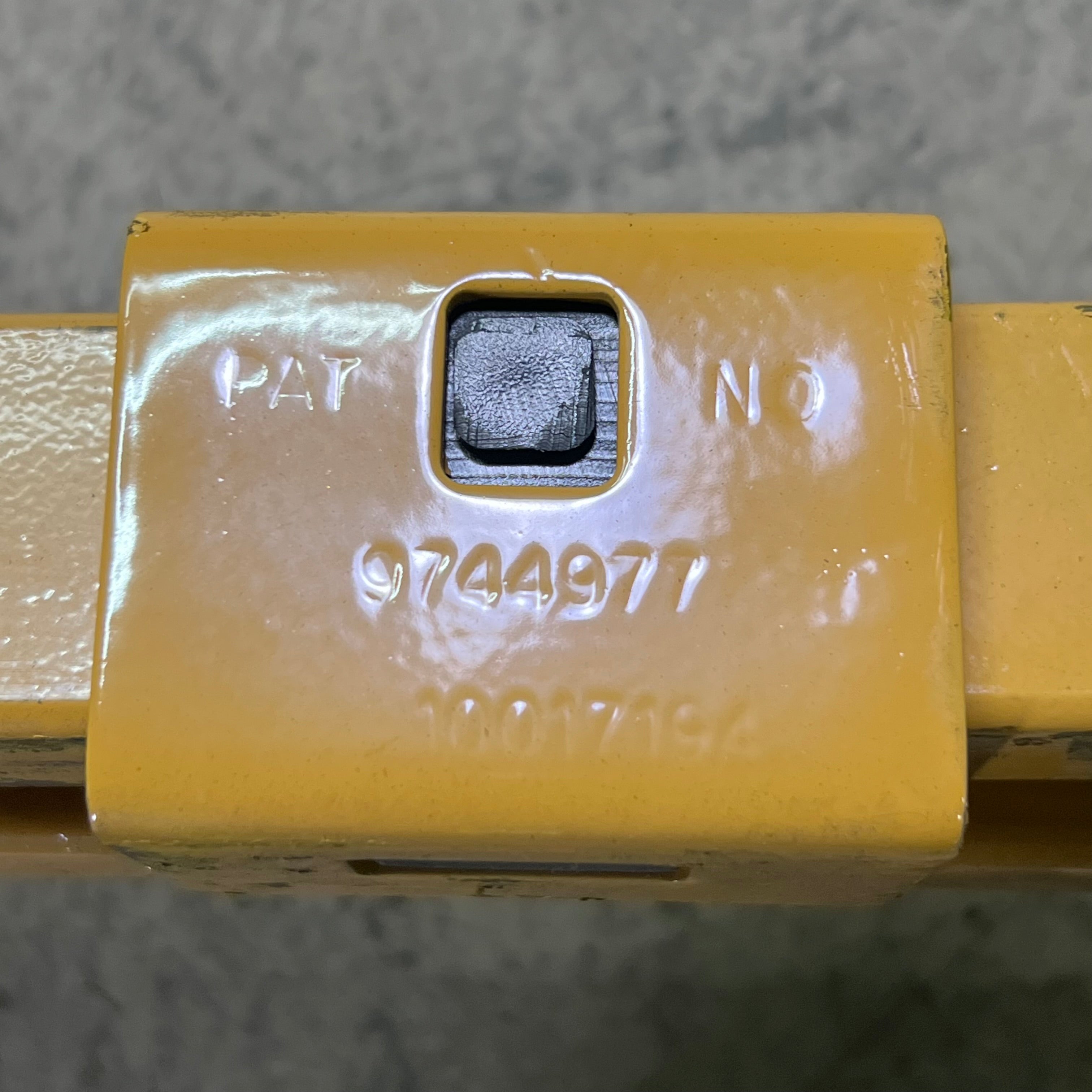 JAXON (Pallet of 24Pcs) Telescoping Uncoupling Levers Sz 39"-55" L Yellow