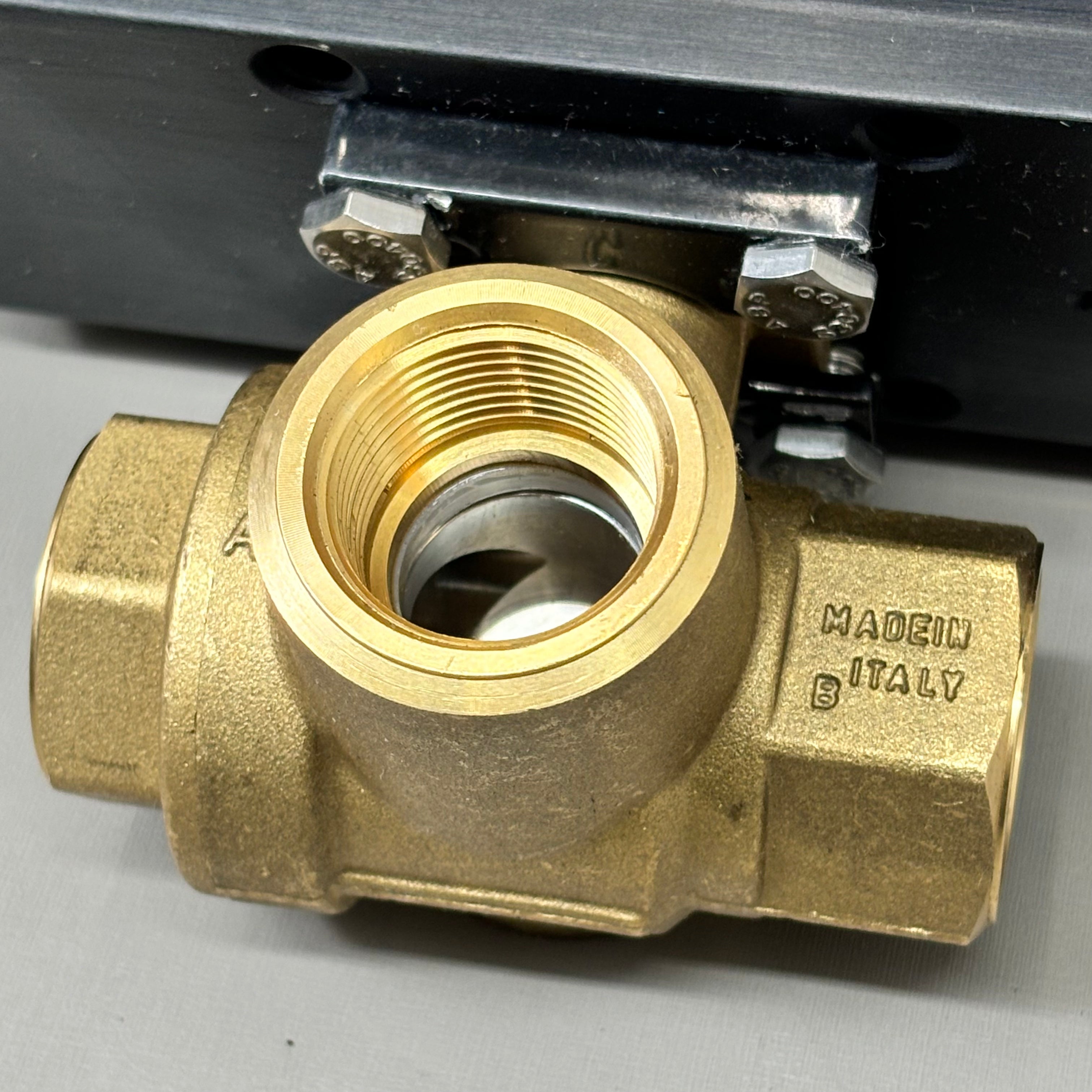 RUB Pneumatic Actuator S9 with 1" Bronze Ball Valve EA4-3 (new)