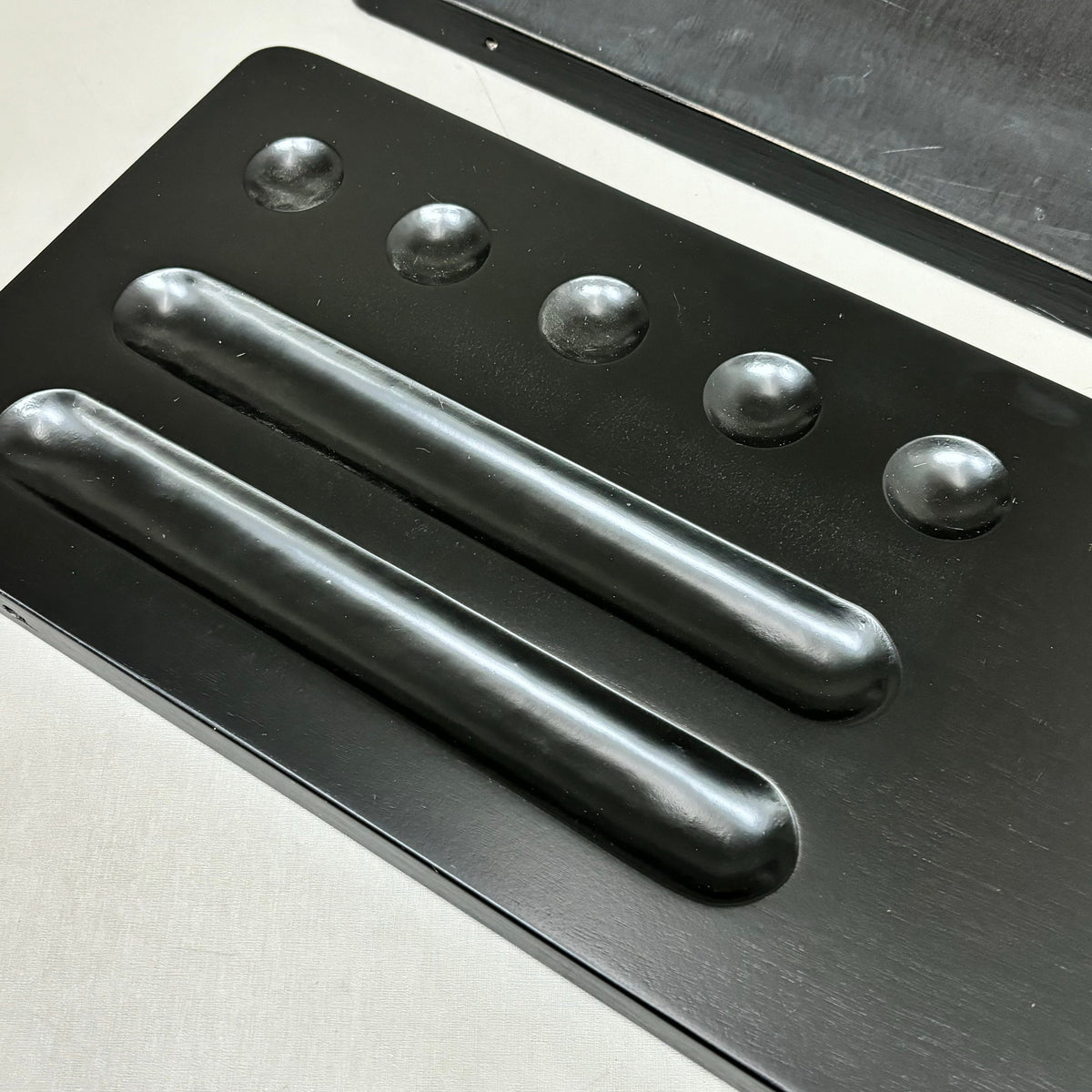 HATHAWAY Classic Floor Billiard Pool Cue Rack (Black Finish)