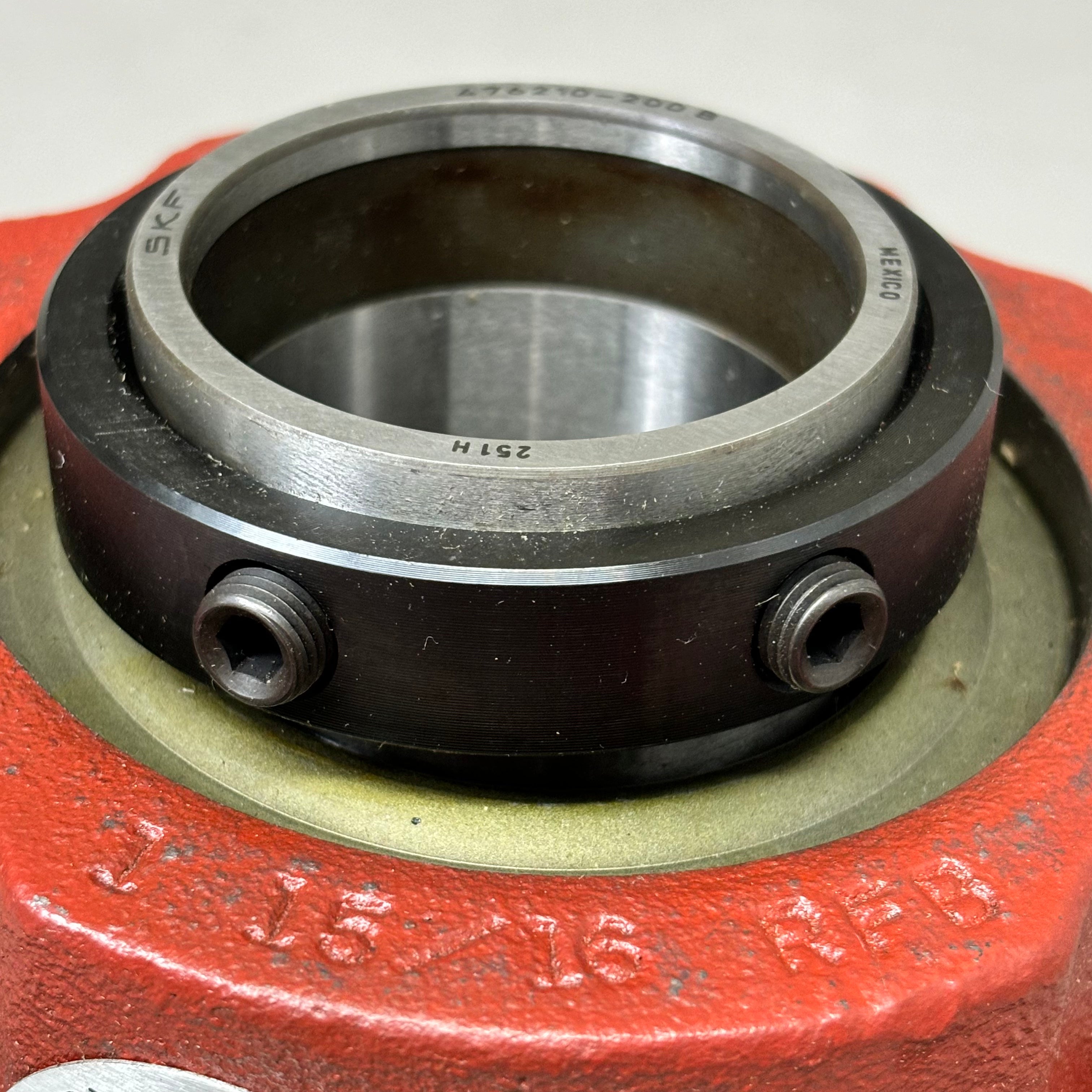 ROYERSFORD R2000 Spherical Bearing 2 Square Flange Expansion Red 40-05-E200
